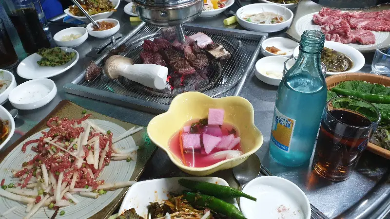 테이블 가득한 음식