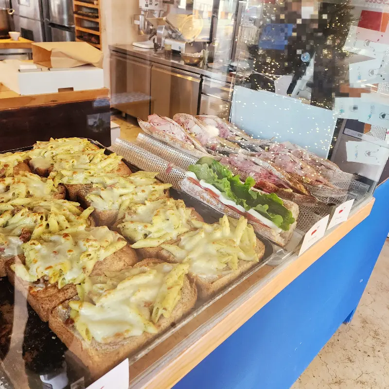 샌드위치와 빵이 진열된 모습