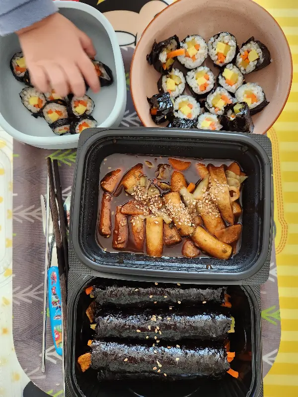 아이들이 먹기 좋게 썰어져 나온 꼬마김밥