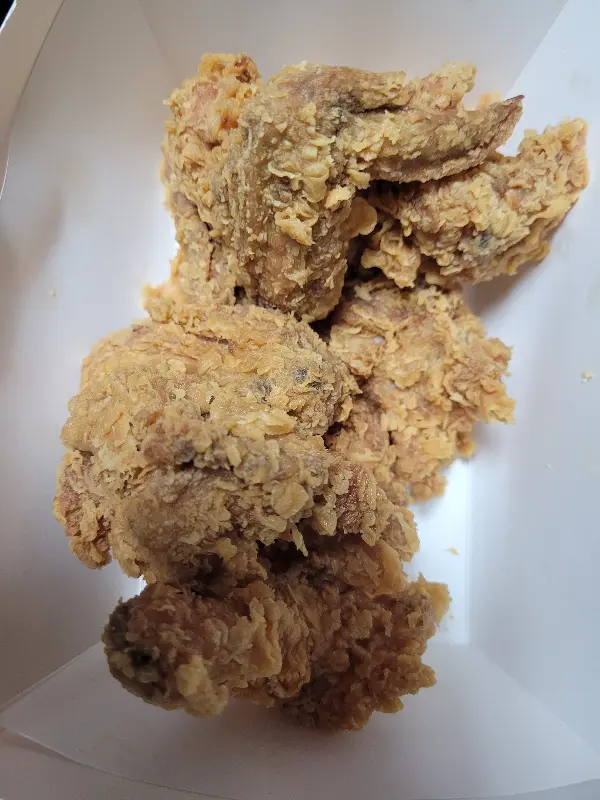 BHC 후라이드 치킨은 겉은 바삭하고 속은 촉촉하며, 튀김옷이 두껍다.