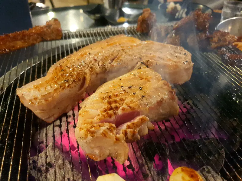 숯불 위에서 익어가는 삼겹살