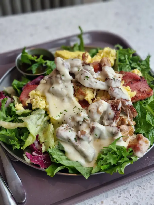 신선한 재료가 가득한 샐러드