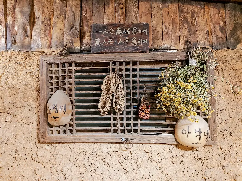 옛스러운 창문 장식