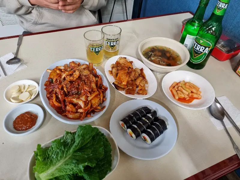 푸짐하게 차려진 진미집 한 상 차림