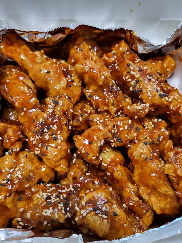 윤기가 흐르는 닭강정