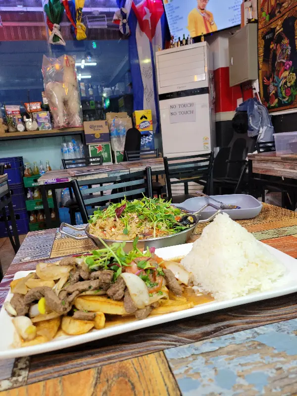 고슬고슬한 밥과 신선한 해산물이 어우러진 스파이시 해물볶음밥