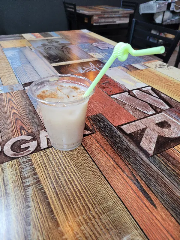 독특한 문양의 테이블이 인상적인 내부 인테리어