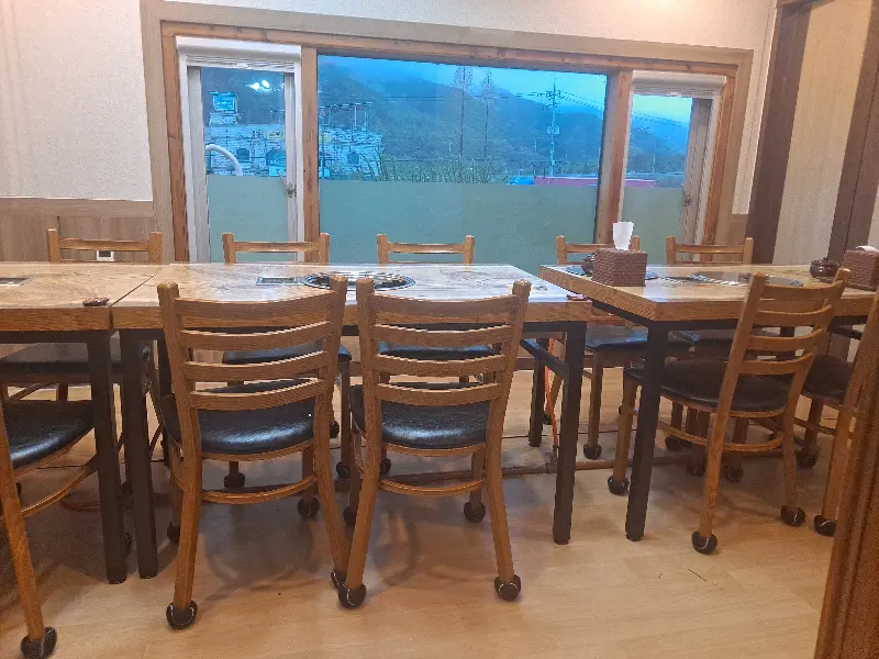 테이블 간 간격이 넓은 홀