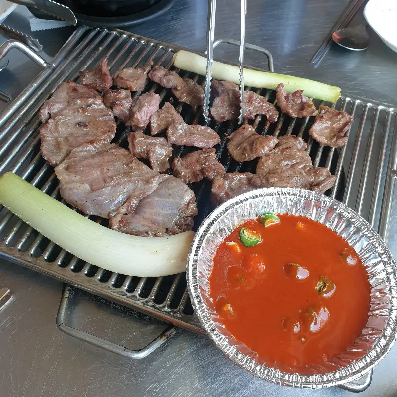 숯불 위에서 익어가는 고기