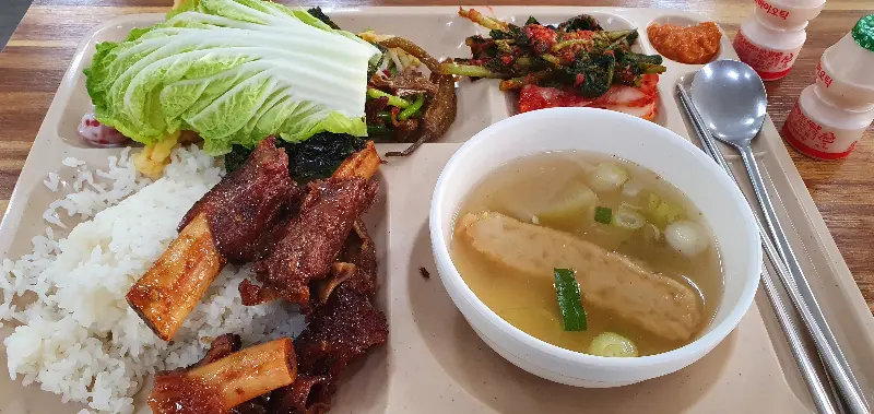 소갈비찜과 다양한 반찬