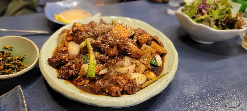 윤기가 흐르는 닭찜