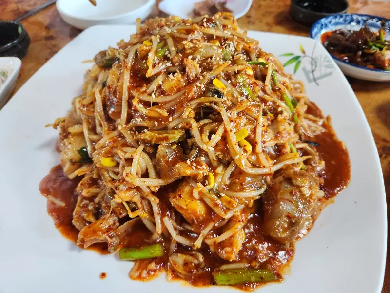 매콤달콤한 양념이 일품인 비빔국수