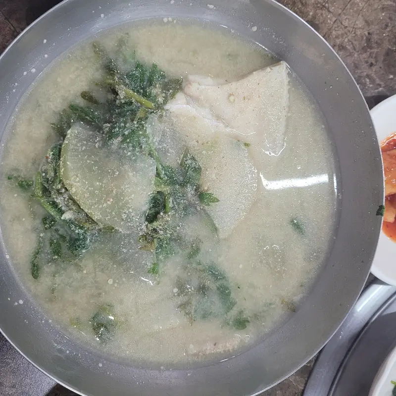 도다리와 쑥이 가득한 도다리쑥국