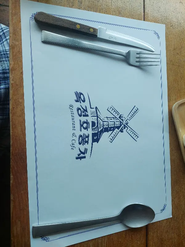 레스토랑 내부의 테이블 세팅