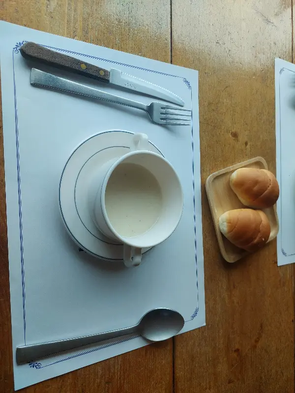 테이블 위에 놓인 컵과 물병