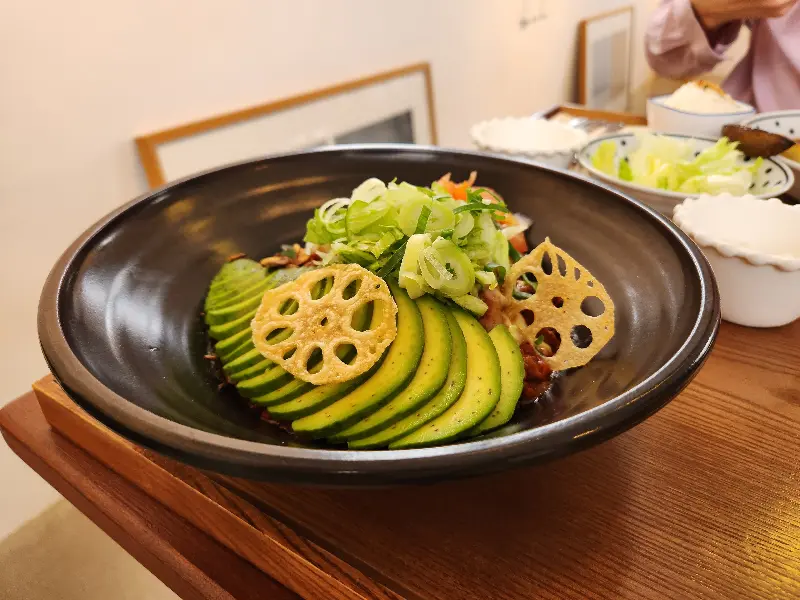 아보카도 듬뿍 올라간 메뉴