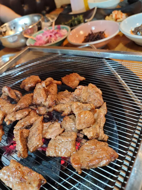 숯불 위에서 익어가는 꽃갈비살
