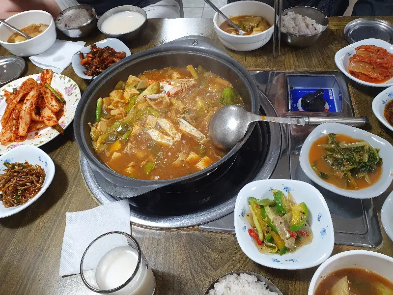 다양한 찌개와 반찬들이 놓인 테이블 전경
