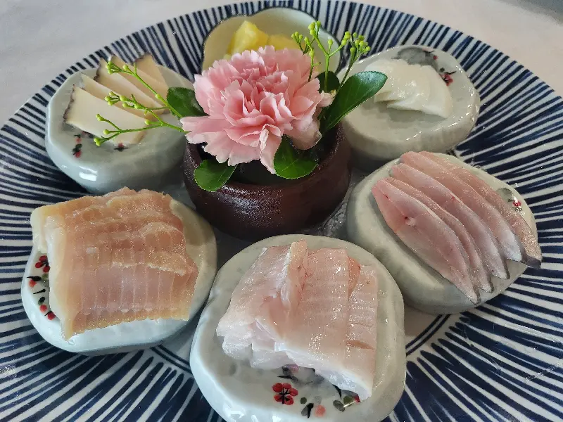 아름다운 꽃 장식이 돋보이는 해산물 모듬