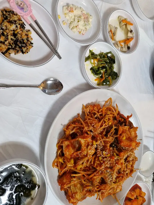 깔끔하게 차려진 밑반찬