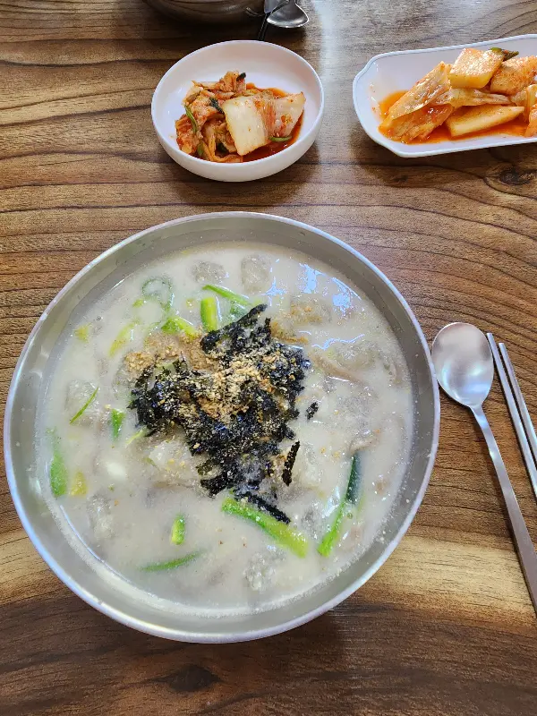 정갈하게 담긴 옹심이 한 그릇