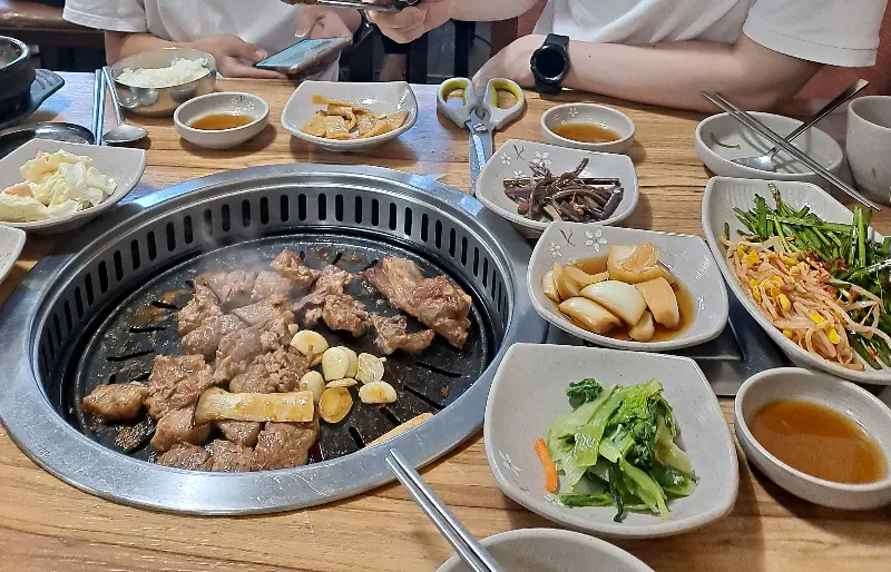 돼지갈비 구워지는 모습