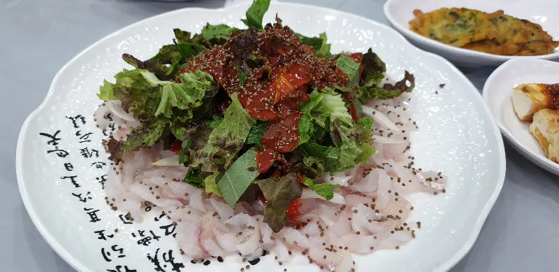 신선한 회와 채소가 듬뿍 들어간 회무침