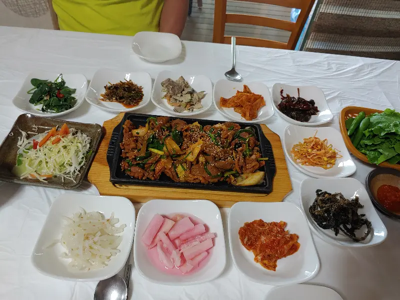 매콤한 양념이 일품인 오리주물럭