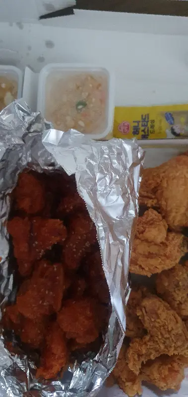 후라이드와 양념이 함께 담긴 치킨 박스