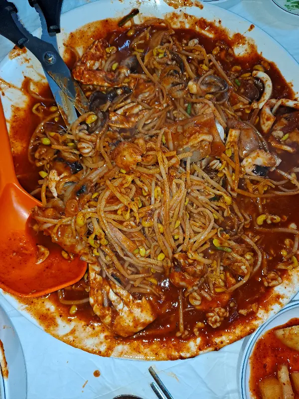 매콤한 양념이 잘 배어있는 해물찜