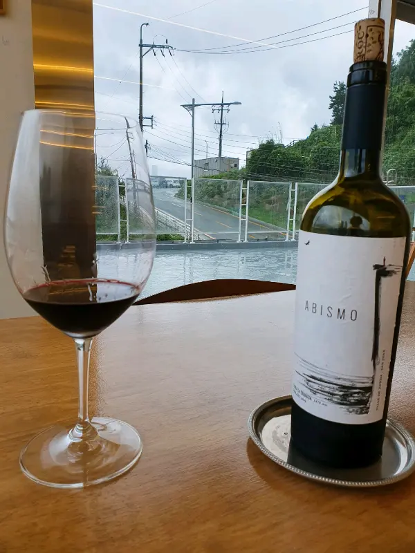 와인과 바다 풍경