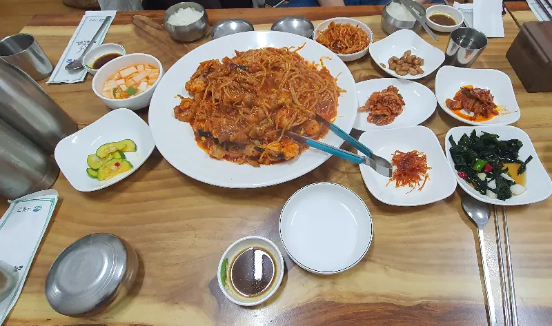 다채로운 밑반찬과 아구찜 한 상