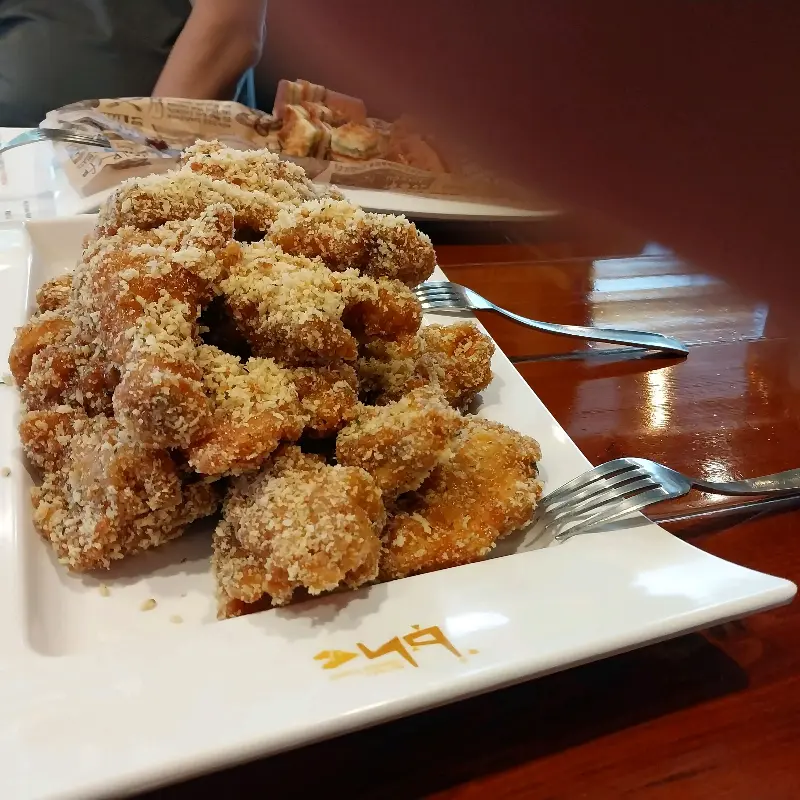 접시에 담긴 치킨