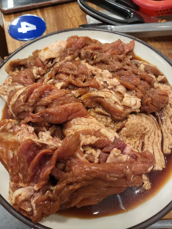 접시에 담겨 나온 돼지갈비의 모습