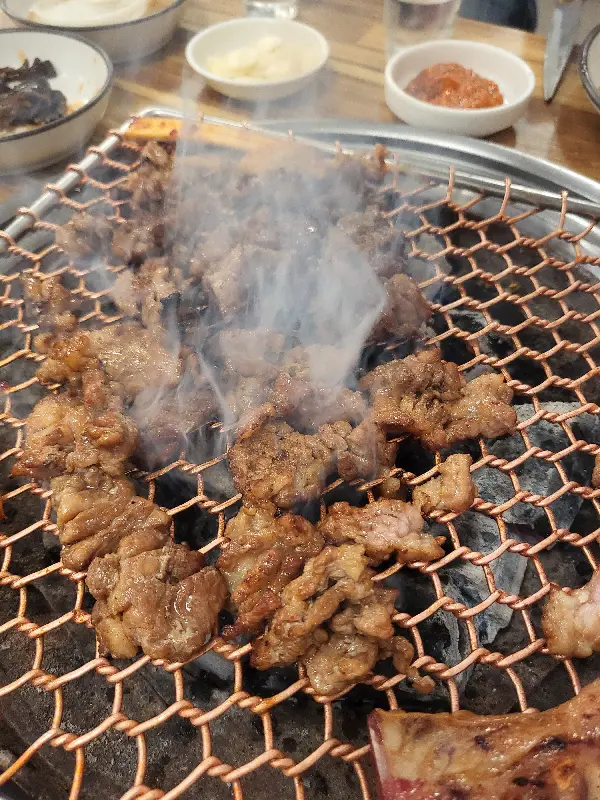 숯불 위에서 맛있게 구워지고 있는 돼지갈비