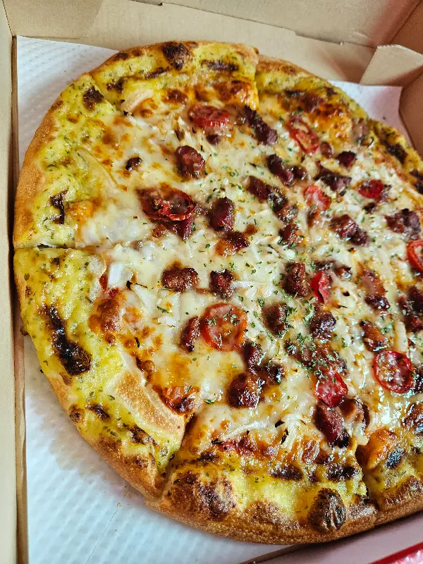 토핑이 듬뿍 올라간 피자