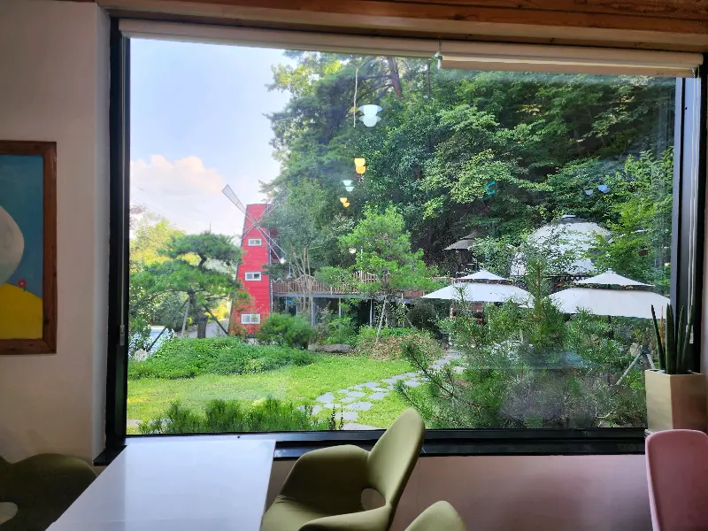 통창 너머로 보이는 허니하우스 외부 풍경