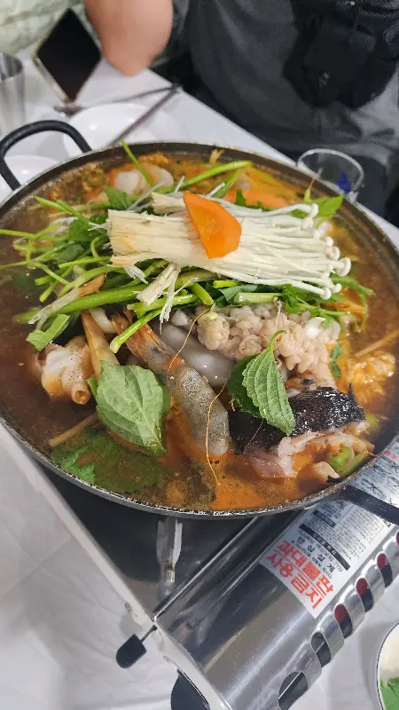 해물탕에 푸짐하게 들어간 해산물