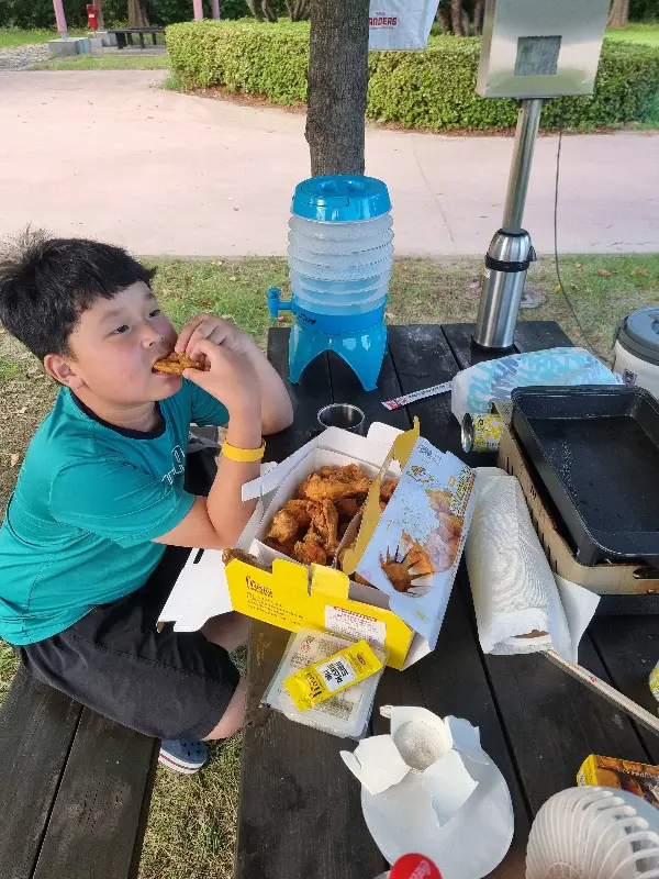 공원에서 치킨을 먹는 아이