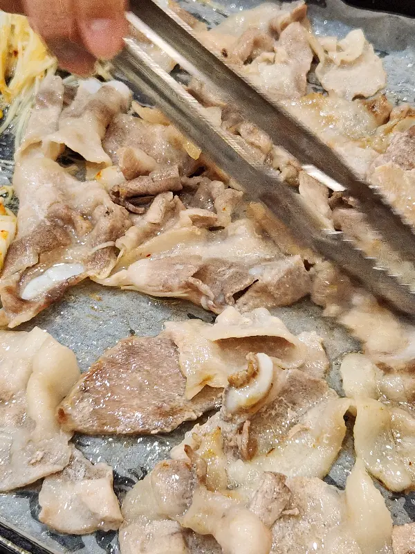 잘 익은 삼겹살을 집는 젓가락