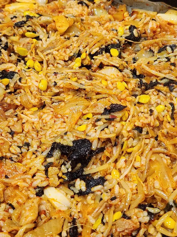 김치와 콩나물이 어우러진 환상적인 볶음밥