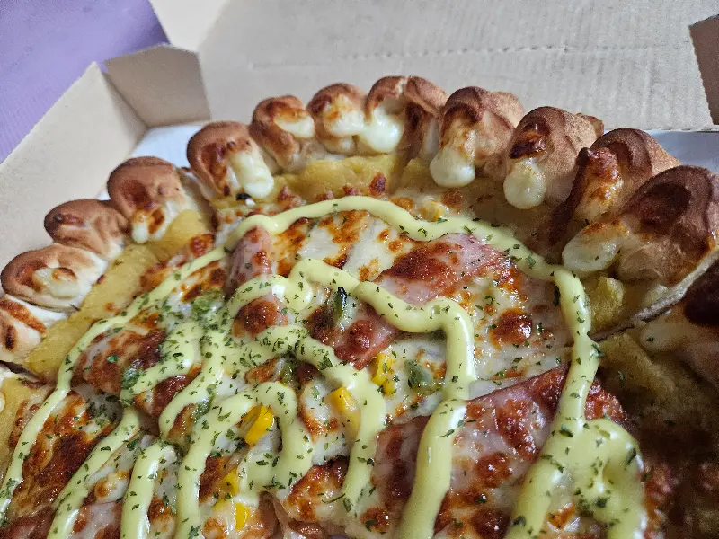 테두리가 독특한 피자