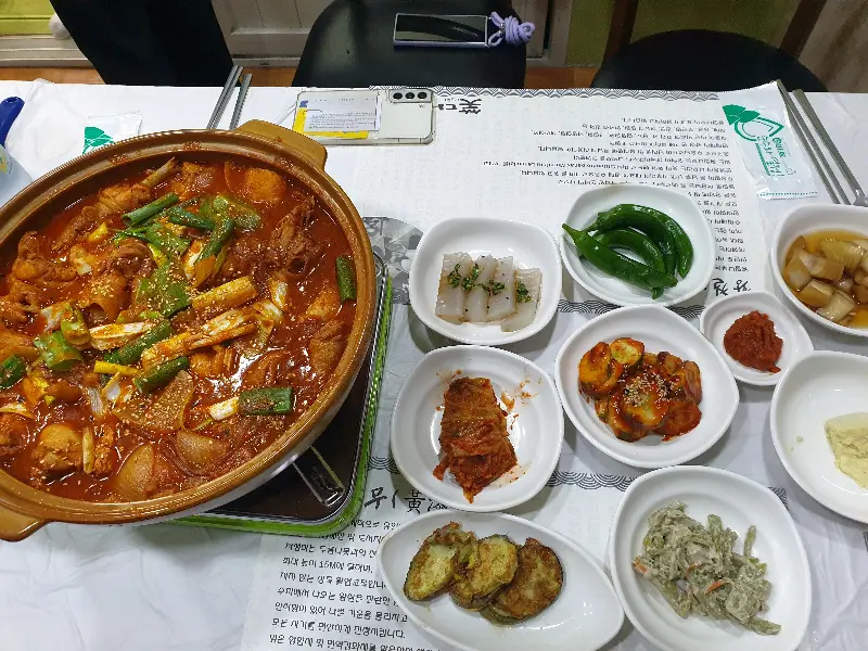 테이블 가득 차려진 음식