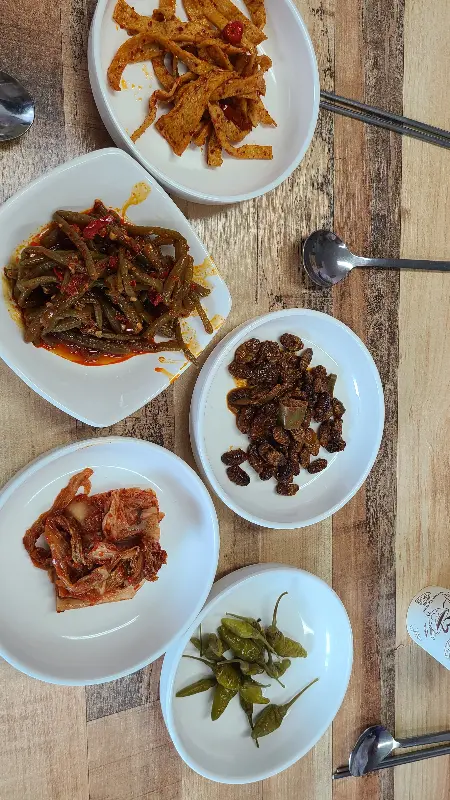 정갈하게 담긴 다양한 종류의 반찬들