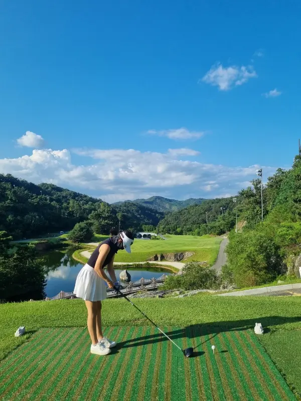 저수지 옆 골프장