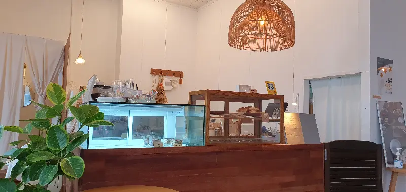 다양한 디저트와 음료가 준비된 남매점빵의 카운터