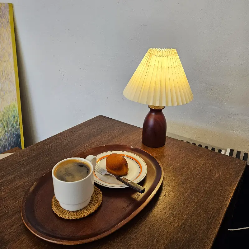 테이블 위에 놓인 커피와 마들렌