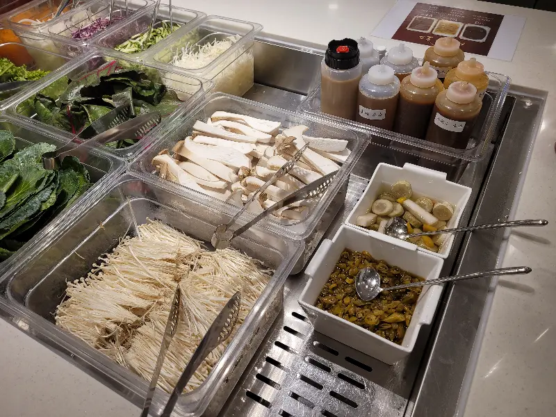 신선한 채소가 가득한 샐러드바