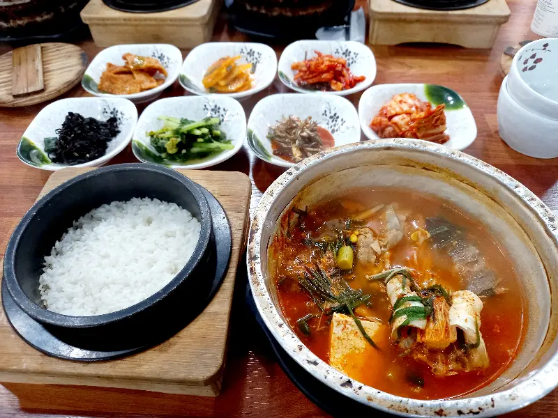 돌솥밥과 동태탕 한 상 차림