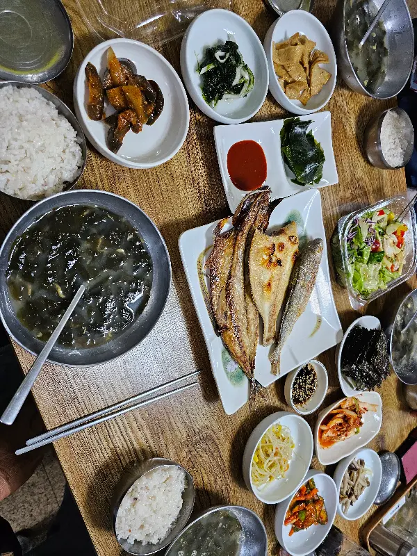 홍부식당 백반 전체 샷